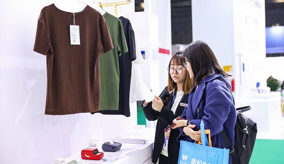 精臣攜多款智能標(biāo)簽打印產(chǎn)品亮相2024CHINASHOP，賦能服裝服飾零售新場(chǎng)景